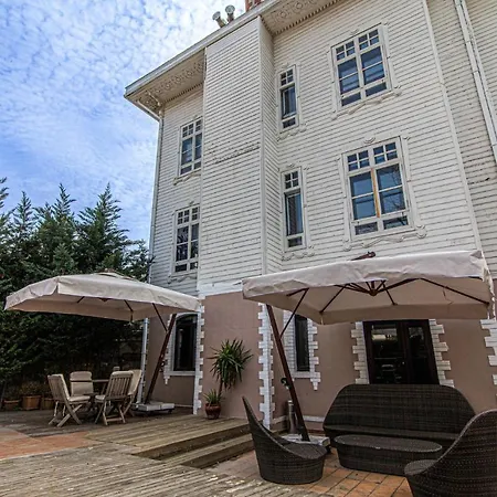 In Historic Mansion In Beylerbeyi Hotel